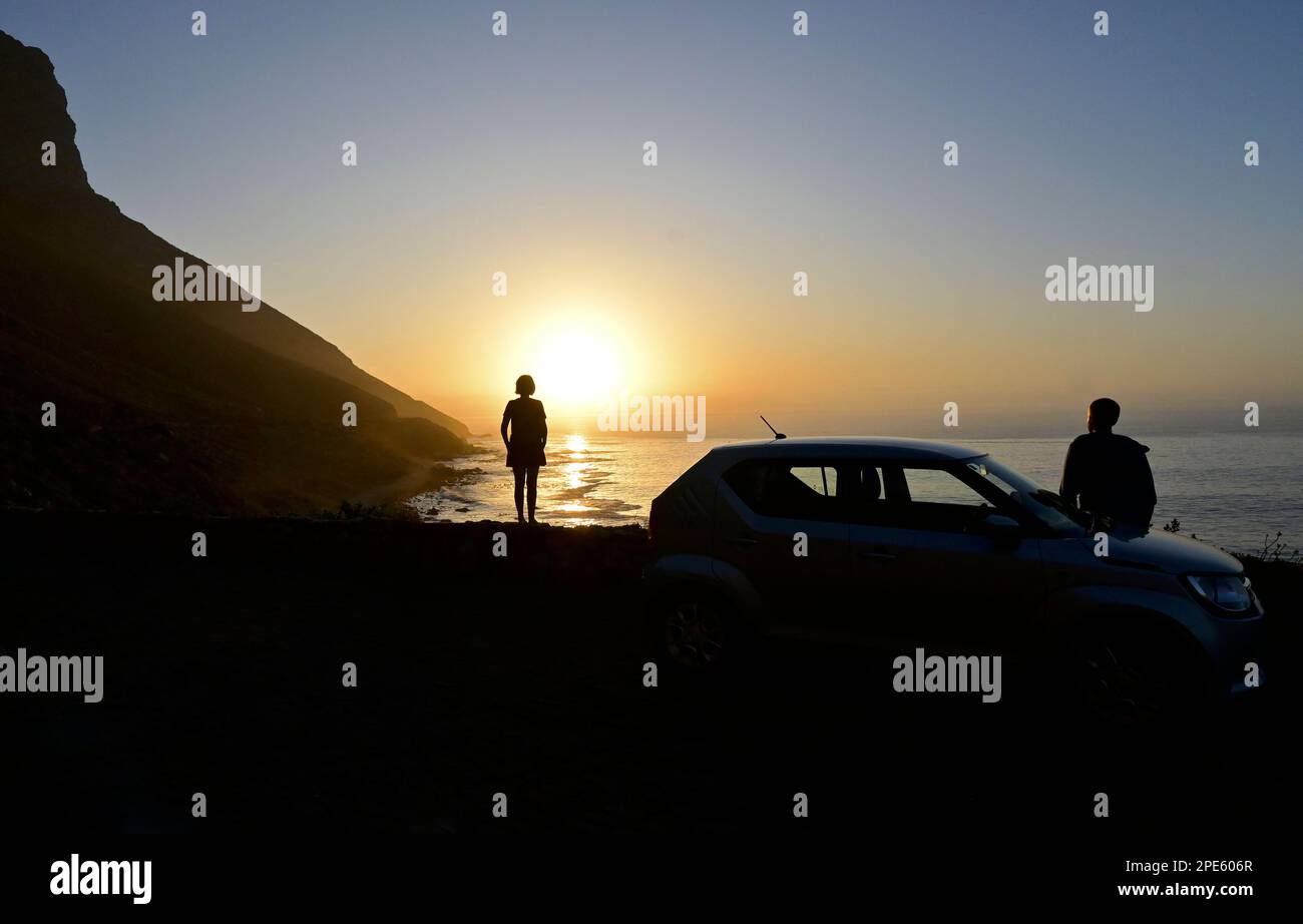 Deux personnes appréciant le coucher du soleil à Kogel Bay, Western Cape, Afrique du Sud Banque D'Images