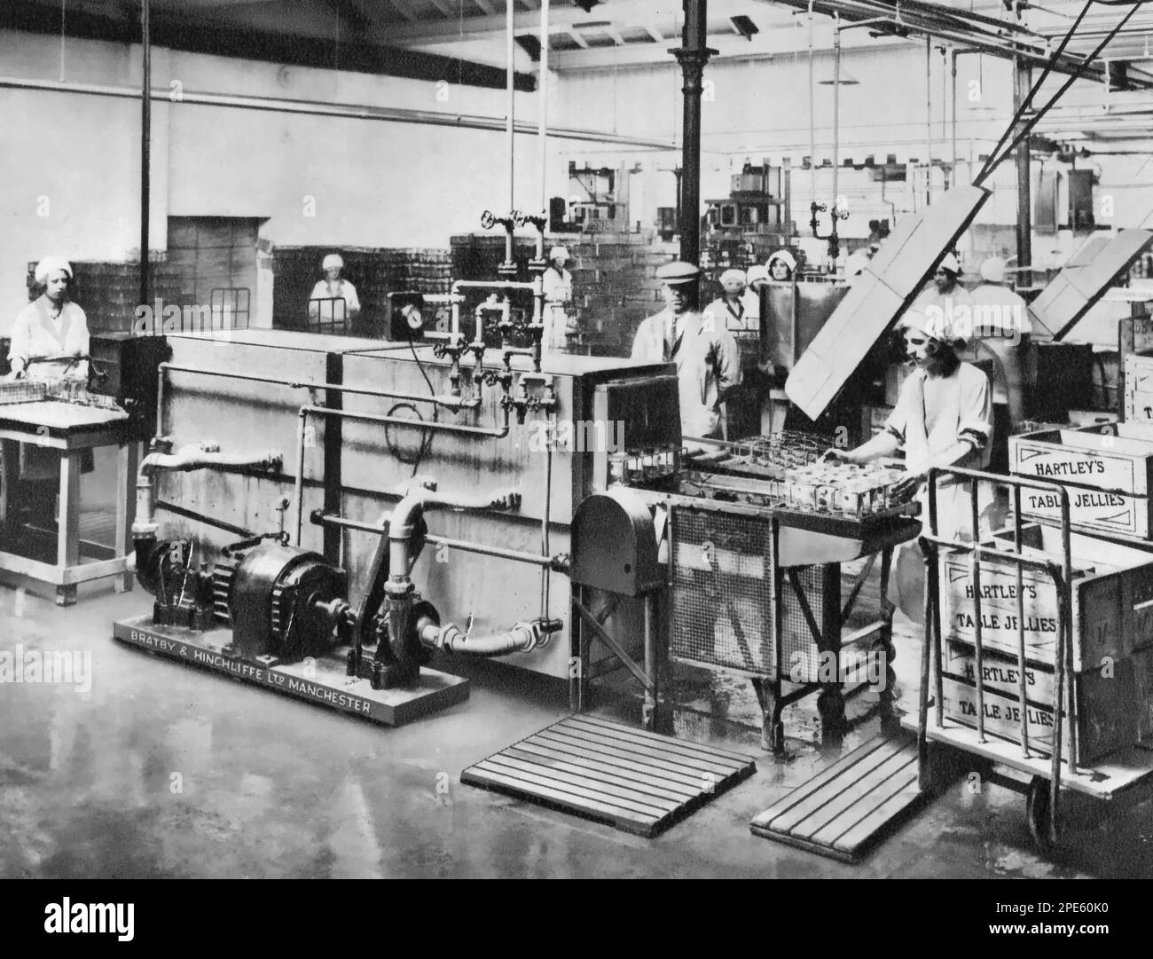 Une machine à laver et à stériliser pour les pots de confiture à l'usine de Hartley, c1933. Banque D'Images