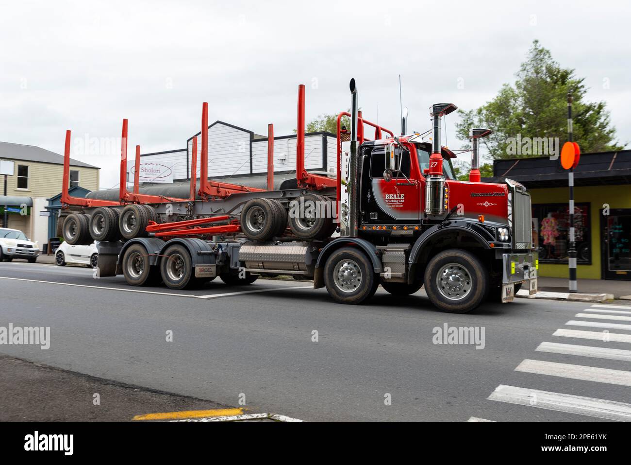 Camion de bûches transportant une remorque vide à travers main Street, Graytown, Nouvelle-Zélande. Ville historique des premiers colons sur la State Highway 2 Banque D'Images