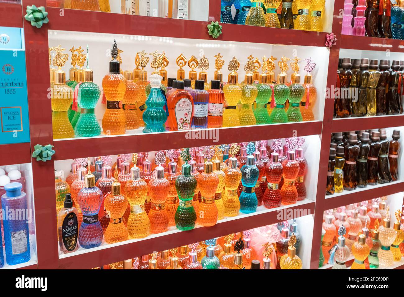 13 septembre 2022, Konya, Turkiye: Eau et huile aromatiques à vendre dans  la boutique touristique de parfum Photo Stock - Alamy