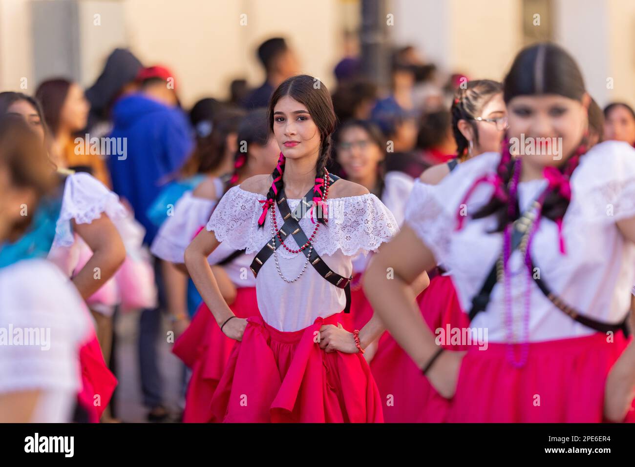 Matamoros, Tamaulipas, Mexique - 26 novembre 2022: Le Desfile del 20 de Noviembre, les danseurs s'habillent comme des adelitas, de l'école normale Lic. J. Guada Banque D'Images