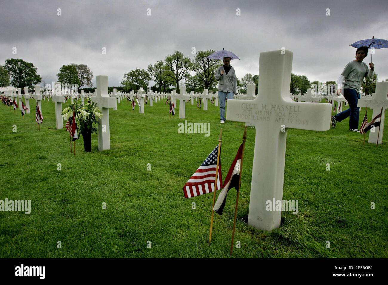 American tourists walk in between the graves of U.S. military World War II victims at the Netherlands American Cemetery in the town of Margraten, southern Netherlands, Saturday May 7, 2005. U.S. President George W. Bush will attend a ceremony in Margraten Sunday marking the 60th anniversary of the liberation and the surrender of Nazi forces in Europe. (AP Photo/Peter Dejong) Banque D'Images