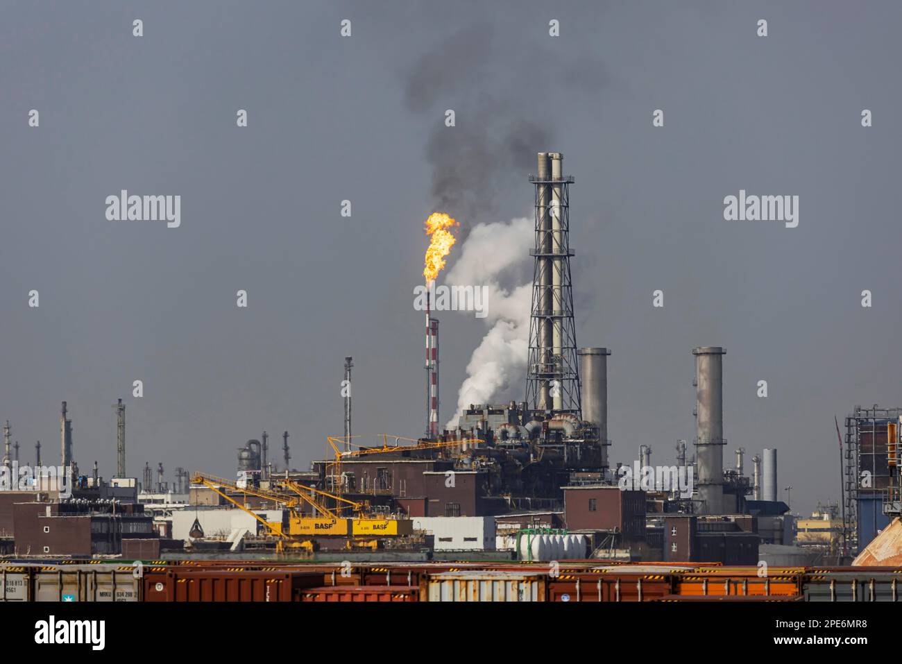 Site de BASF, vue extérieure avec cheminées fumeurs, Ludwigshafen, Rhénanie-Palatinat, Allemagne Banque D'Images
