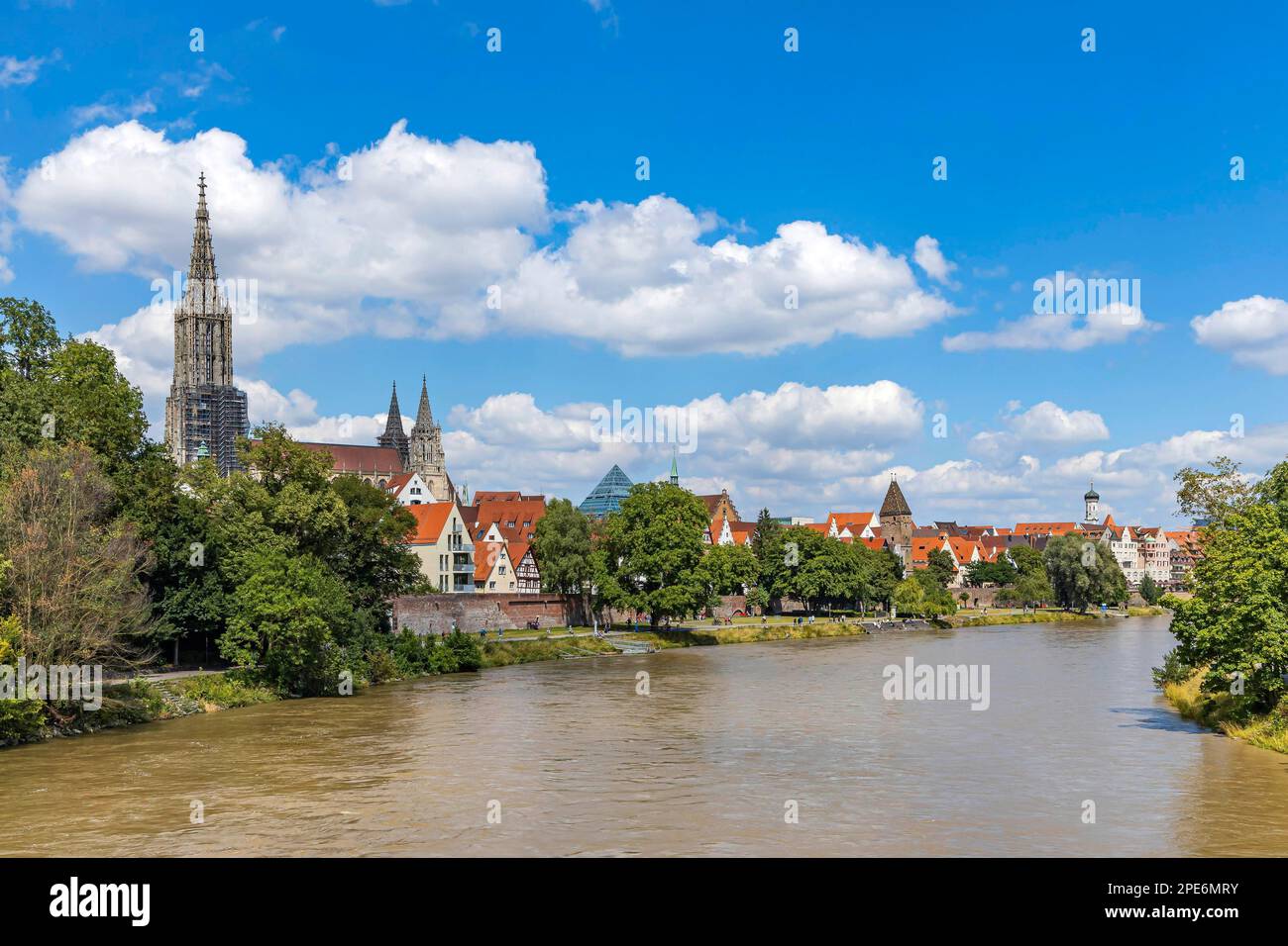 Vue sur le Danube, la cathédrale d'Ulm avec Metzgerturm, la pyramide moderne en verre de la Bibliothèque centrale et les bâtiments de la vieille ville, Ulm Banque D'Images