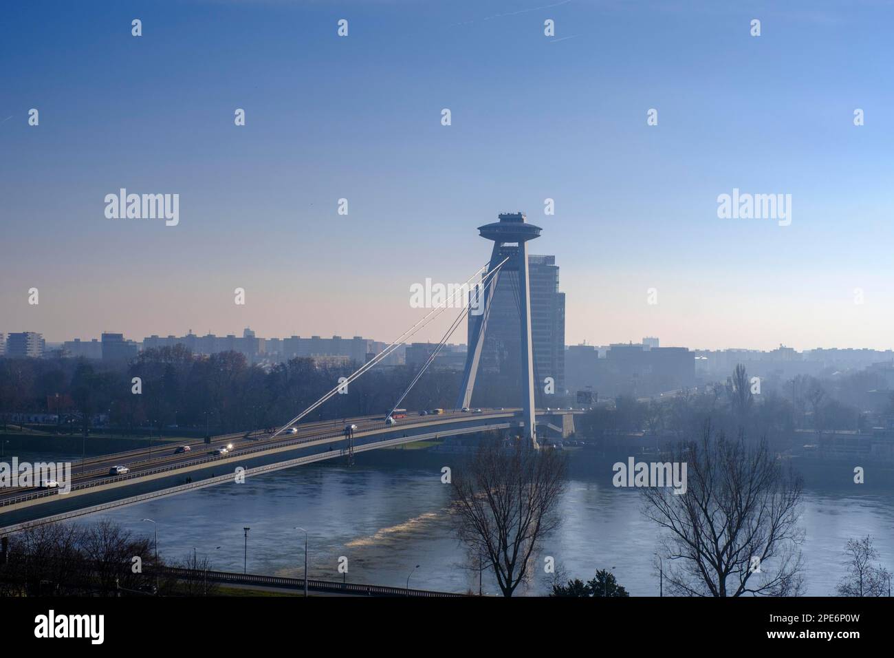 Pont national slovaque de soulèvement, avec OVNI, sur le Danube, Bratislava, Bratislava, Slovaquie Banque D'Images