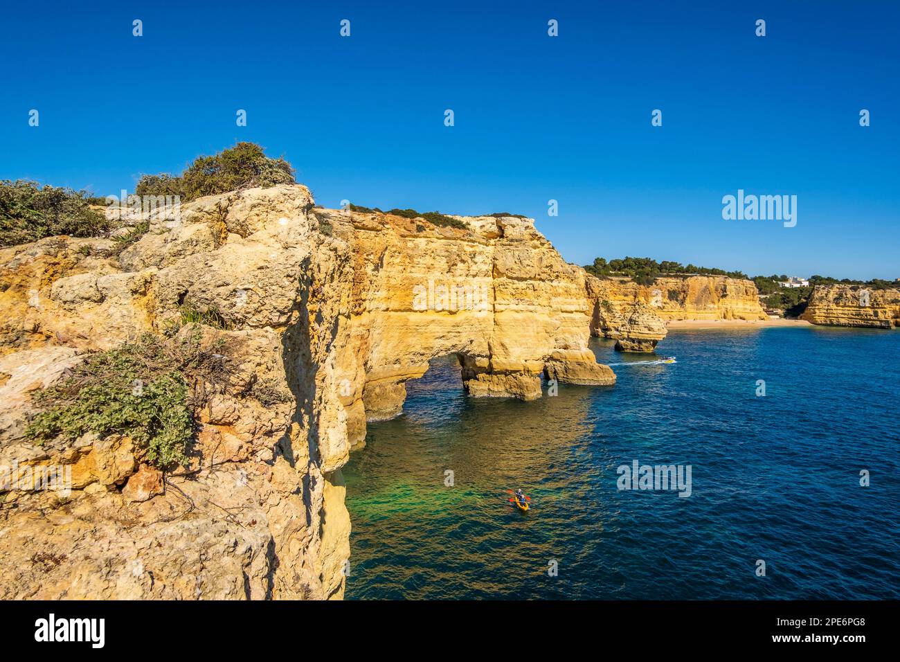 Belles falaises et formations rocheuses au bord de l'océan Atlantique à Marinha Beach en Algarve, Portugal Banque D'Images