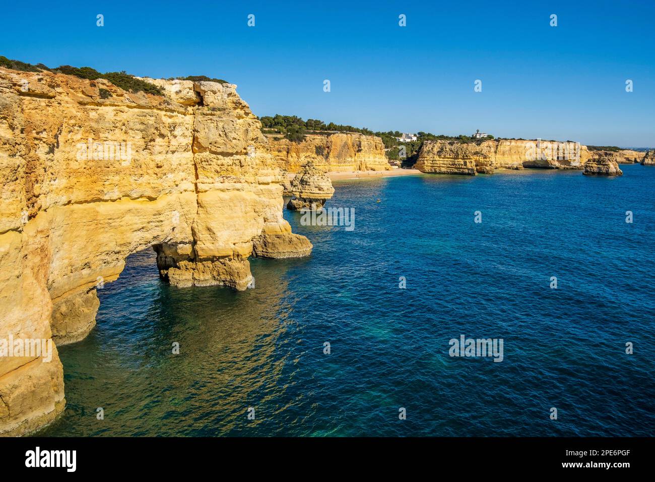 Belles falaises et formations rocheuses au bord de l'océan Atlantique à Marinha Beach en Algarve, Portugal Banque D'Images