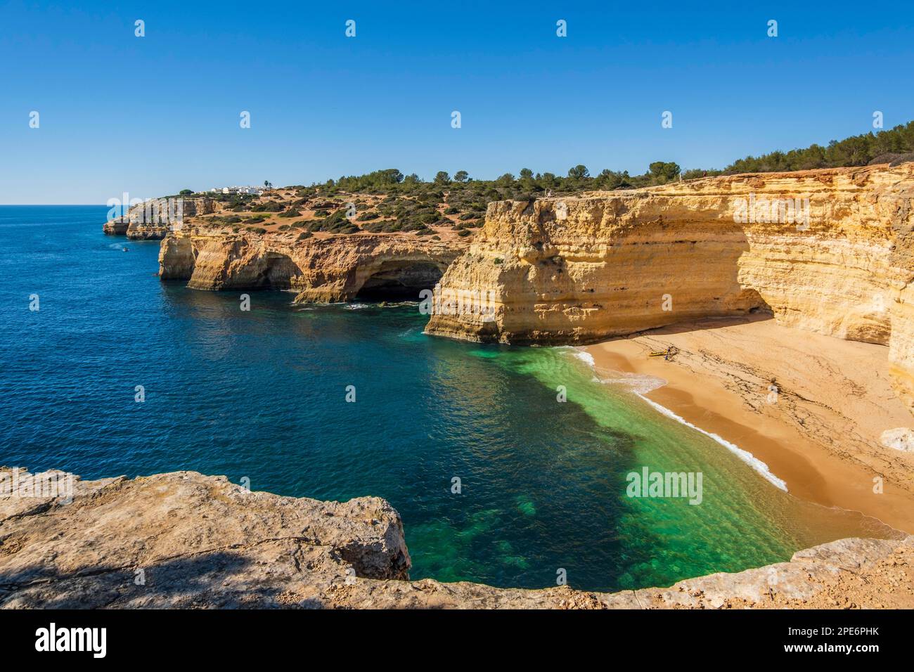 Falaises et formation de rochers à la plage de Corredoura, Algarve, Portugal Banque D'Images
