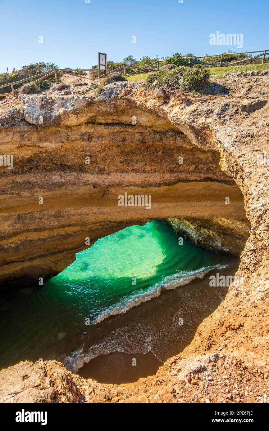 Belle et célèbre grotte de Benagil vue du sommet, Algarve, sud du Portugal Banque D'Images