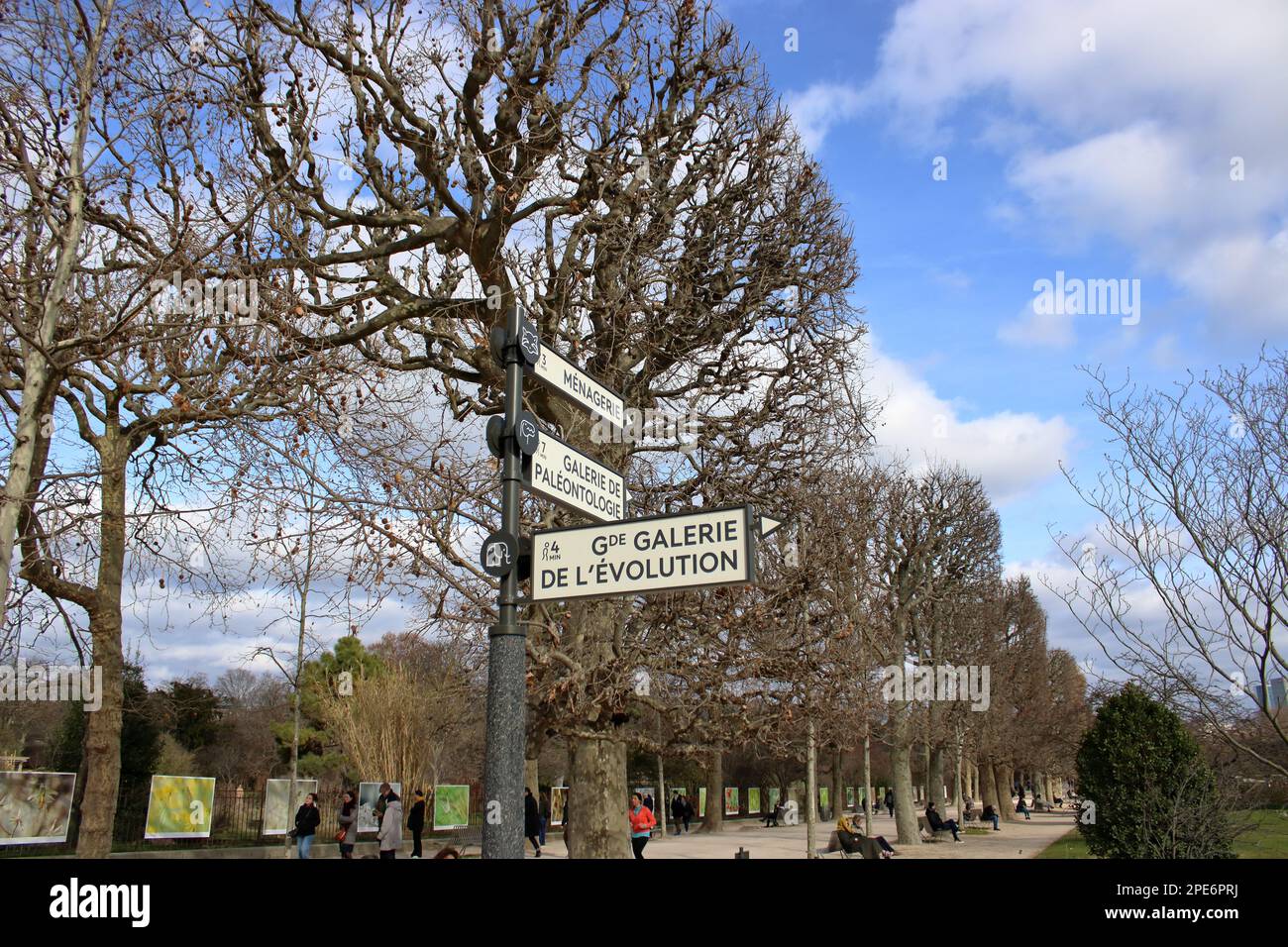 Vue abstraite de la signalisation et des touristes marchant dans le célèbre jardin des plantes situé près de la Seine à Paris France. Banque D'Images