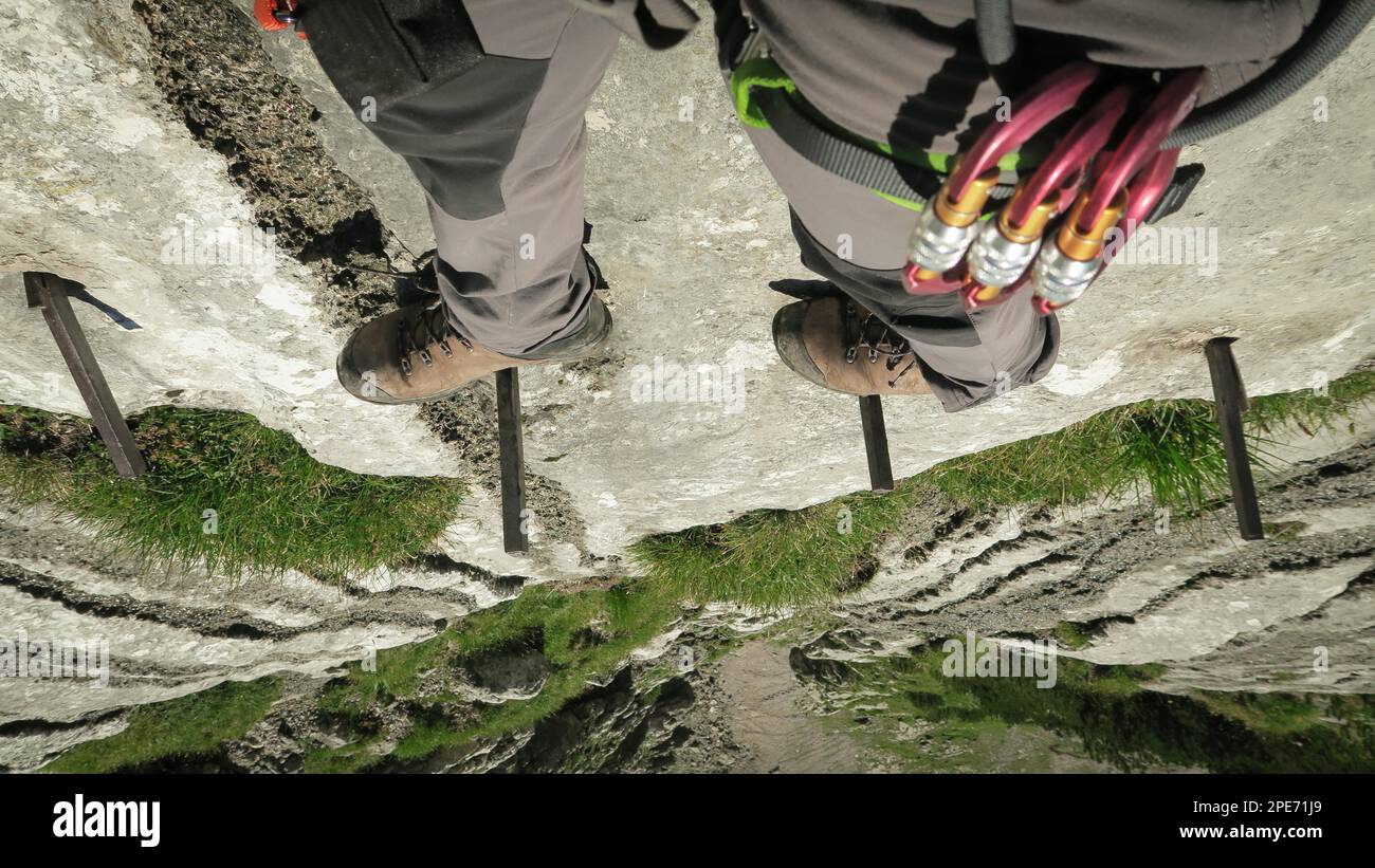 Passage via ferrata avec une grande exposition et une vue incroyable vers le bas. Massif du Zugspitze dans les alpes bavaroises, Dolomites, Italie, Europe Banque D'Images