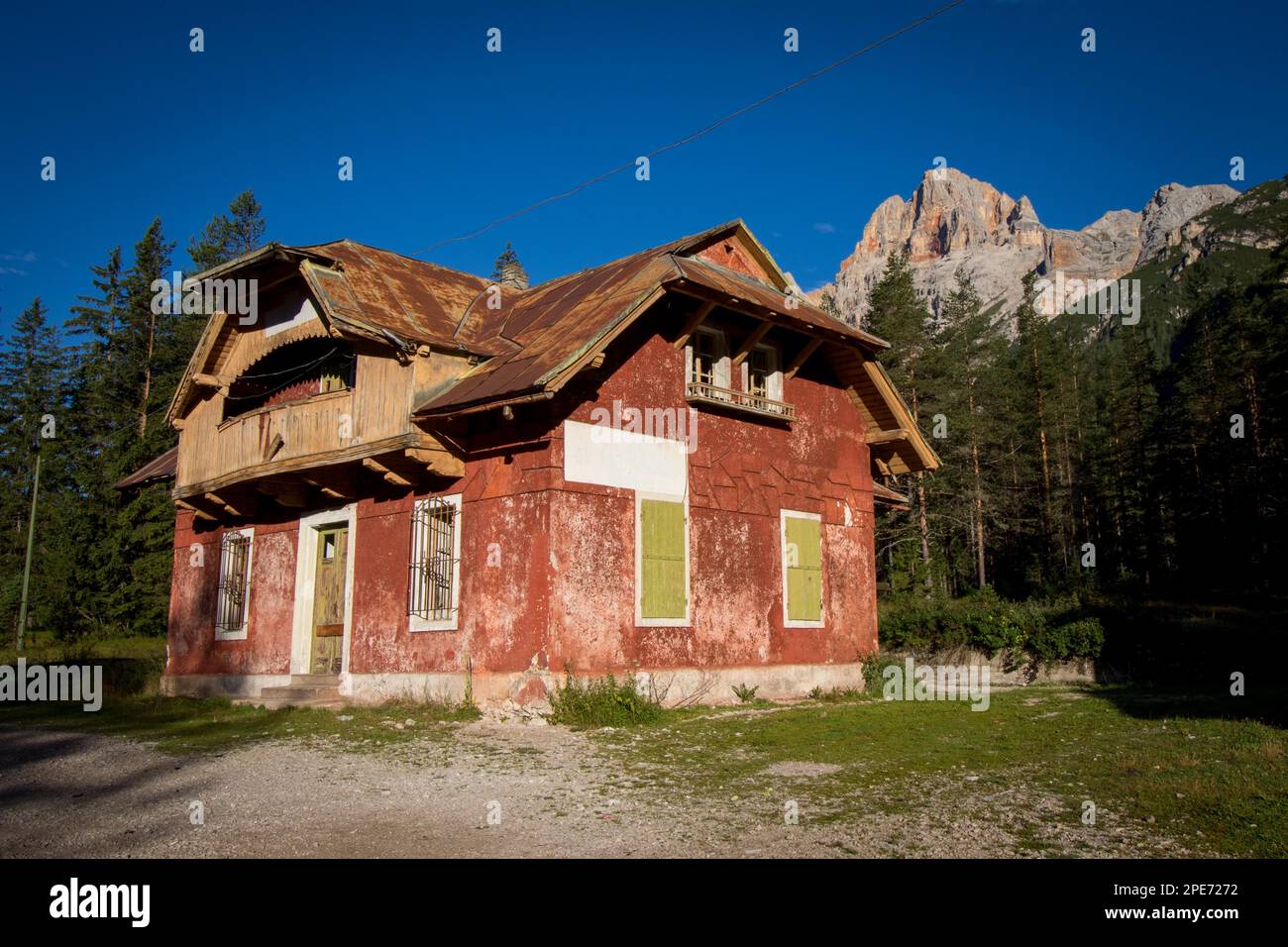 Bel immeuble rouge abandonné dans les Dolomites. Dolomites, Italie, Dolomites, Italie, Europe Banque D'Images