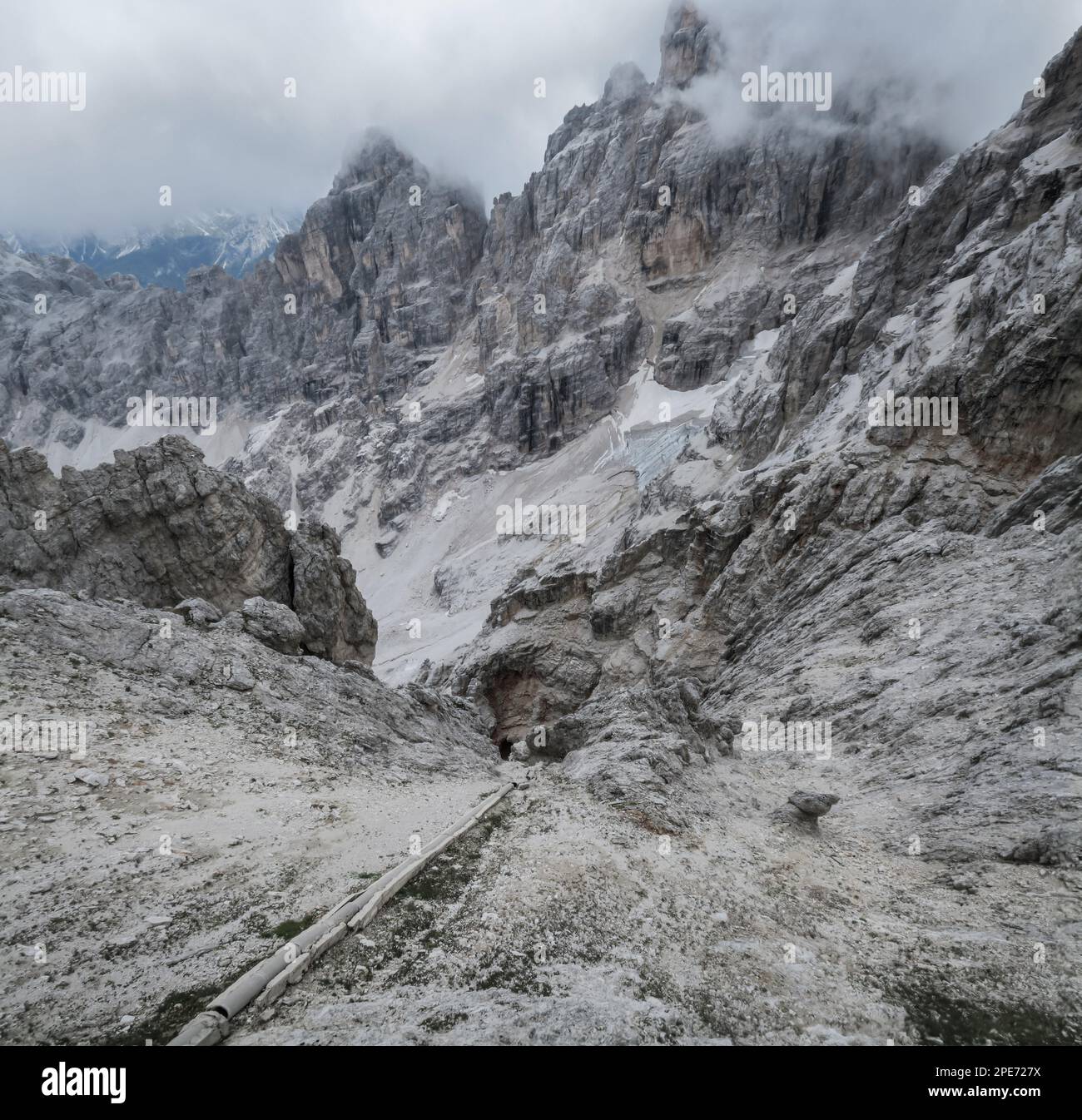 Tuyau d'égout en béton sortant de l'abri et tombant profondément dans une pente de montagne, Italie Dolomites. Dolomites, Italie, Dolomites, Italie, Europe Banque D'Images