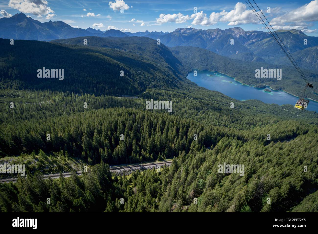 Image, à travers la fenêtre de téléphérique de montagne. Le Seilbahn Zugspitze est un tramway aérien qui va du lac Eibsee jusqu'au sommet de Zugspitze. Vue de Banque D'Images