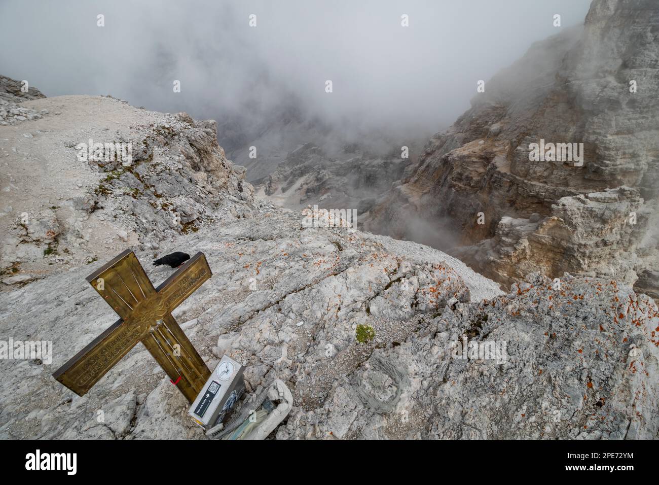 Vue cachée par les nuages du sommet de la Cima di Mezzo (3154 m) avec une belle croix sur le dessus., Dolomites, Italie, Europe Banque D'Images