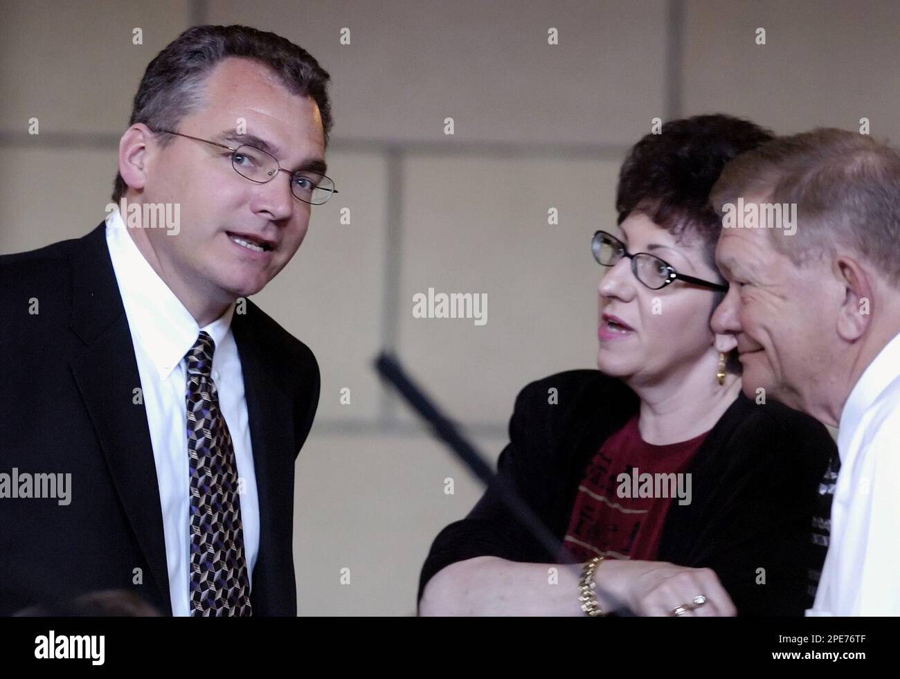 ** ADVANCE FOR WEEKEND APRIL 30-MAY 1 ** State Sen. Patrick Bourne of Omaha, left, is seen with fellow Senators Jeanne Combs of Friend, center, and Ray Janssen of Nickerson, right, at the legislative chamber in Lincoln, Neb., March 29, 2005. (AP Photo/Nati Harnik) Banque D'Images