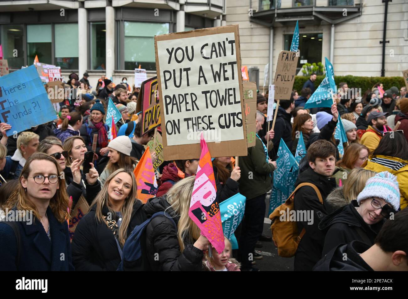 Hype Park, Londres, Royaume-Uni. 15th mars 2023. Démonstration: Sauver nos écoles grève nationale le jour du budget. Dix milliers d'enseignants, de médecins, d'infirmières, de parents et d'enfants et tout le monde marchent et demandent une augmentation de salaire minimum de 5% devrait correspondre à l'inflation. Crédit : voir Li/Picture Capital/Alamy Live News Banque D'Images