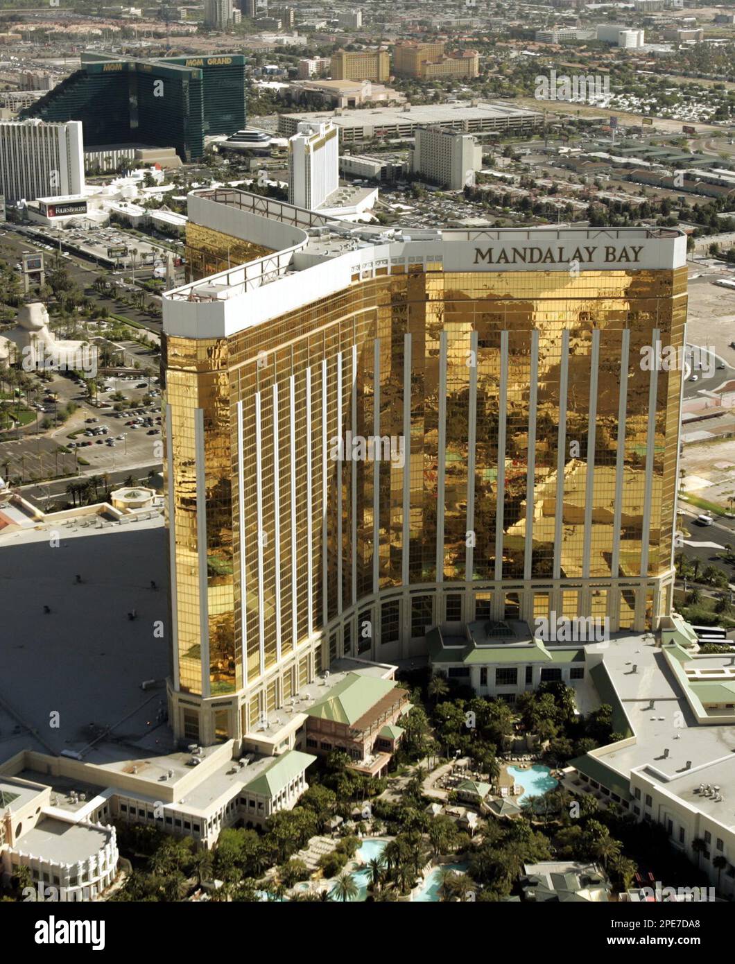 The Mandalay Bay Resort Hotel & Casino is seen along with the MGM Grand Hotel and Casino (top left) in Las Vegas, Wednesday, April 20, 2005. MGM Mirage and Mandalay Resort Group completed, their merger Monday, April 25, 2005, closing on along-awaited deal that creates a combined company with about $7 billion in revenues and 70,000 employees.(AP Photo/Joe Cavaretta) Banque D'Images