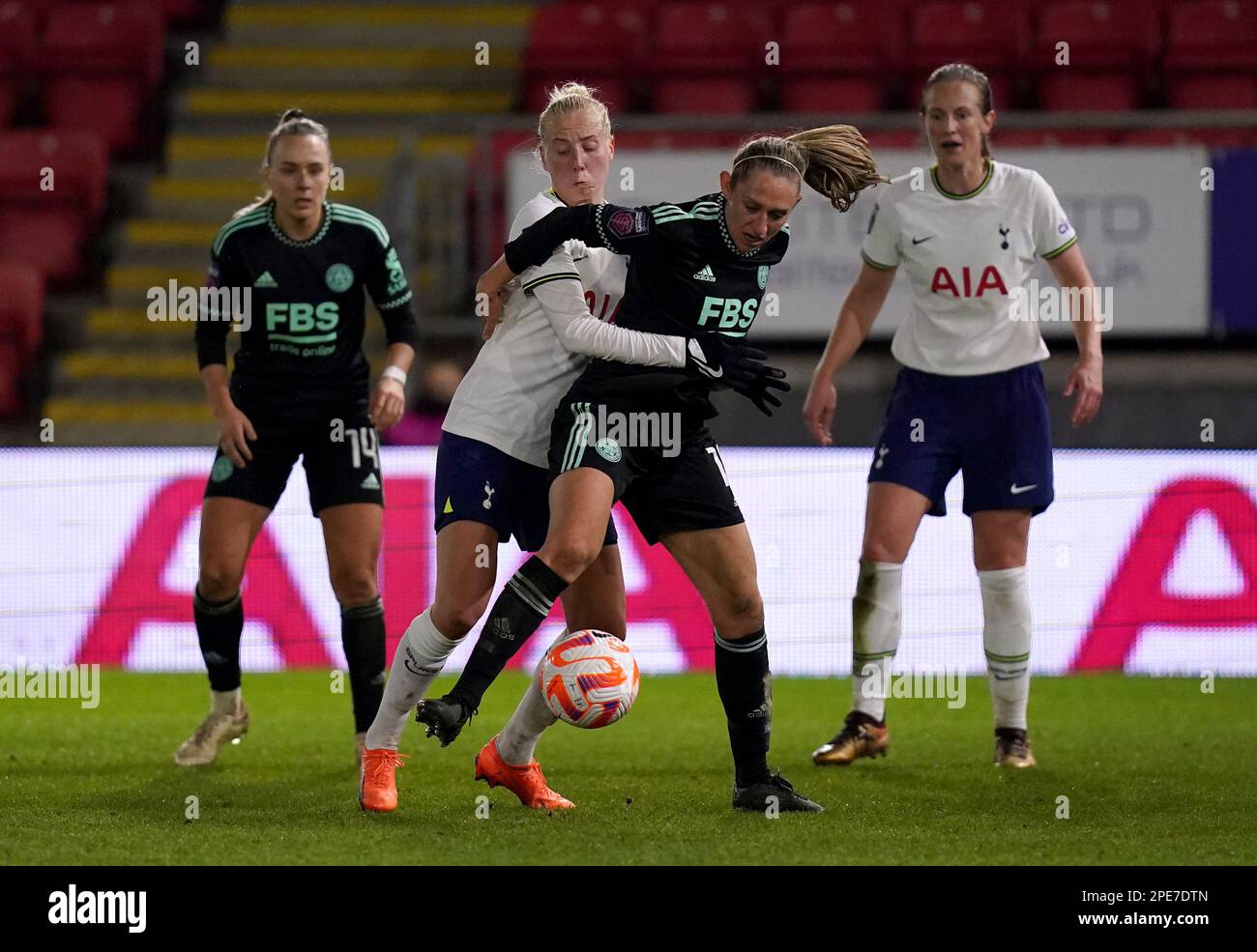Eveliina Summanen de Tottenham Hotspur (à gauche) et Aileen Whelan de Leicester City se battent pour le ballon lors du match de la Barclays Women's Super League à Brisbane Road, Londres. Date de la photo: Mercredi 15 mars 2023. Banque D'Images