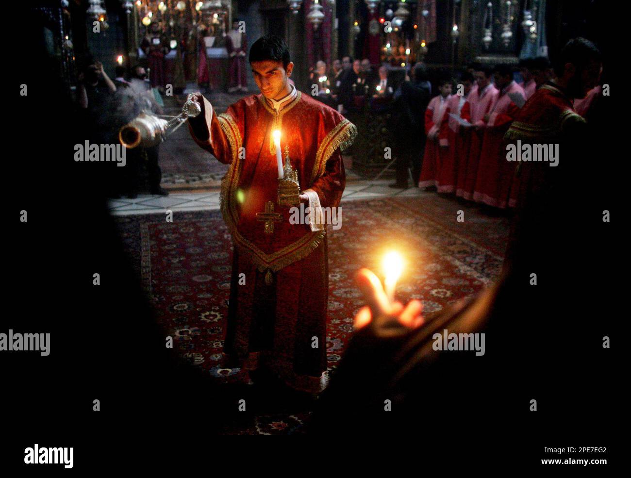 An Armenian Orthodox priest swings an incense censer as part of a blessing during a service marking the 90th anniversary of the mass killing of the Armenian people, at the Armenian Patriarchate in Jerusalem's Old City, Monday, April 25, 2005. Armenians accuse the Turks of genocide in the killings of up to 1.5 million Armenians during World War I as part of a campaign to force them out of eastern Turkey. (AP Photo/Kevin Frayer) Banque D'Images