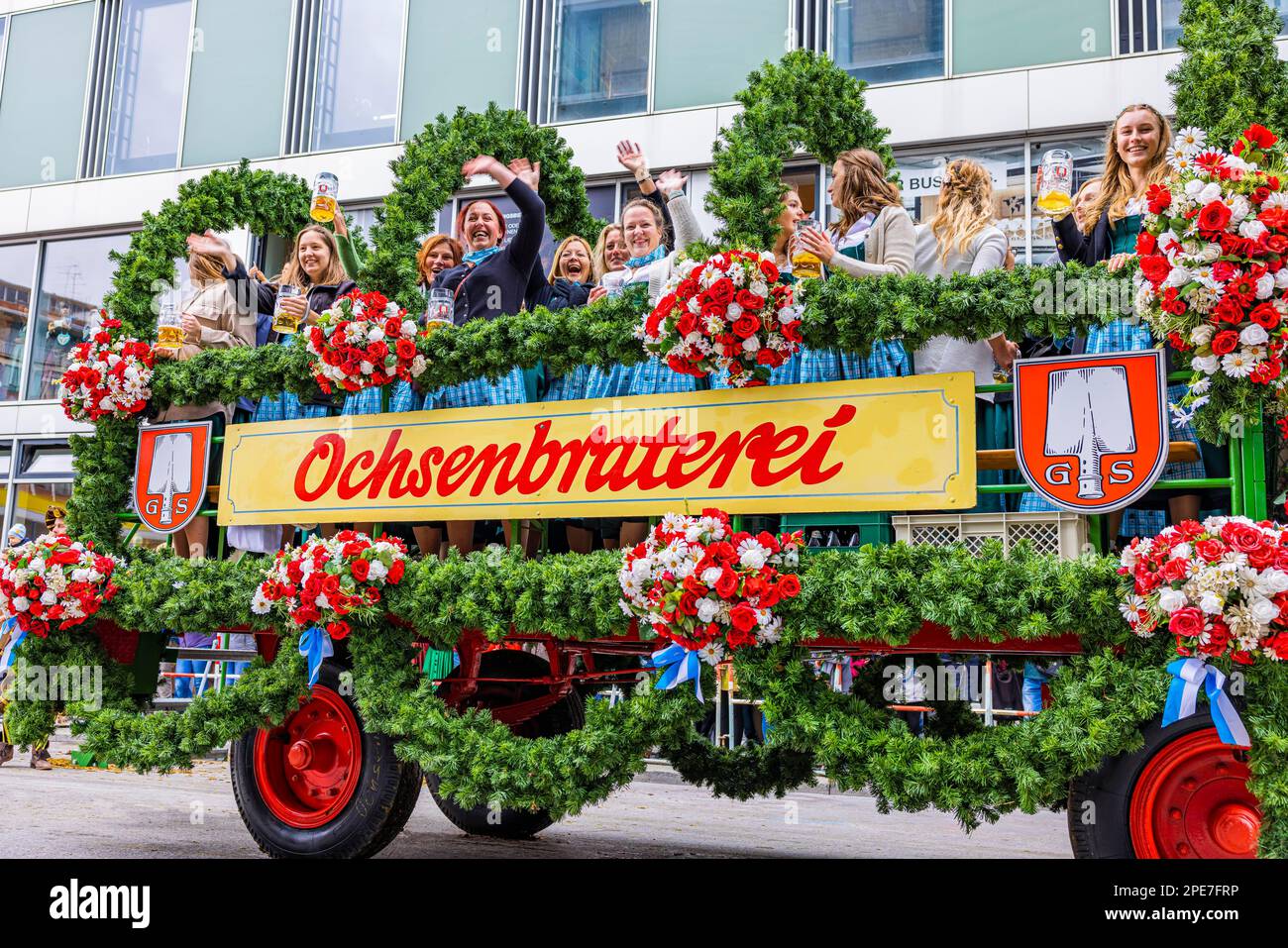 Fête de procession, entrée de la Wiesnwirte, flotteur décoré de fleurs avec des serveurs de la tente du festival Ochsenbraterei, Oktoberfest, Munich, Upper Banque D'Images