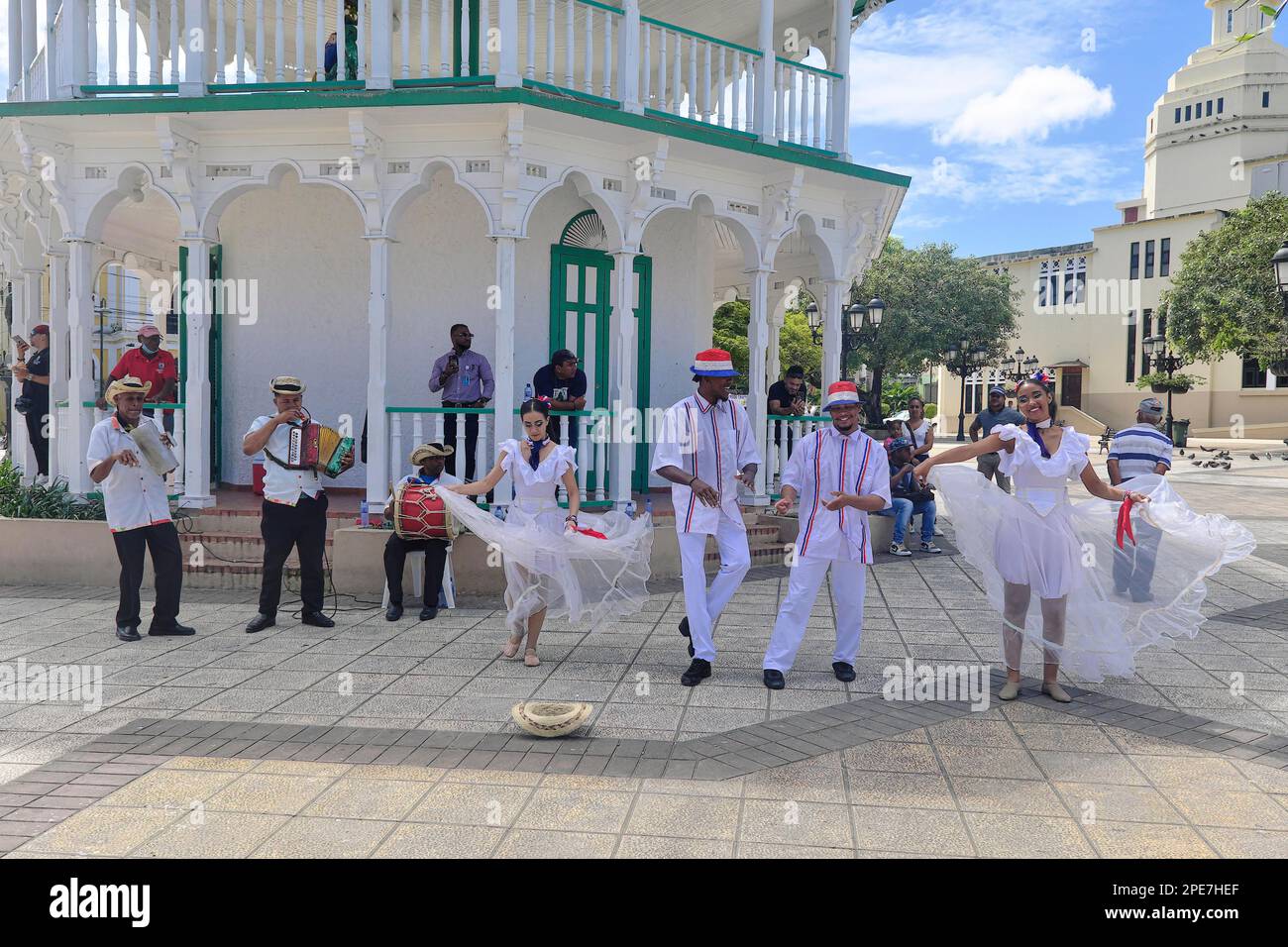 Groupe de danse local avec musicien pour les touristes, dans le Parque Independenzia dans le Centro Historico, la vieille ville de Puerto Plata, République Dominicaine Banque D'Images