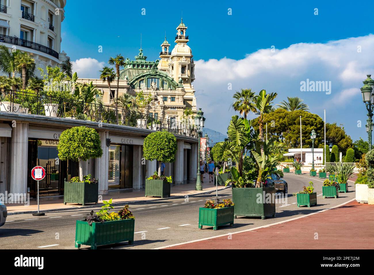 Rue avec boutiques de mode, Casino à l'arrière, Monte Carlo, Principauté de Monaco Banque D'Images