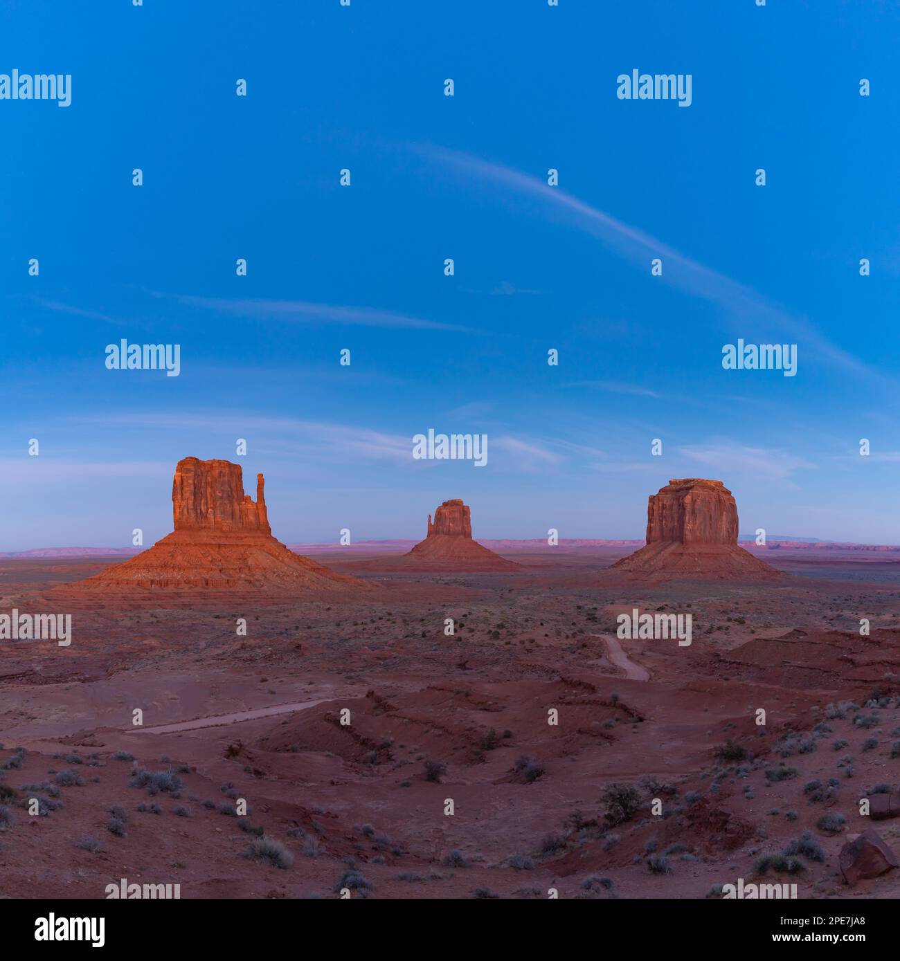 Une photo du paysage de Monument Valley en début de soirée ou de nuit, avec le West Mitten Butte, East Mitten Butte et Merrick Butte rock formati Banque D'Images