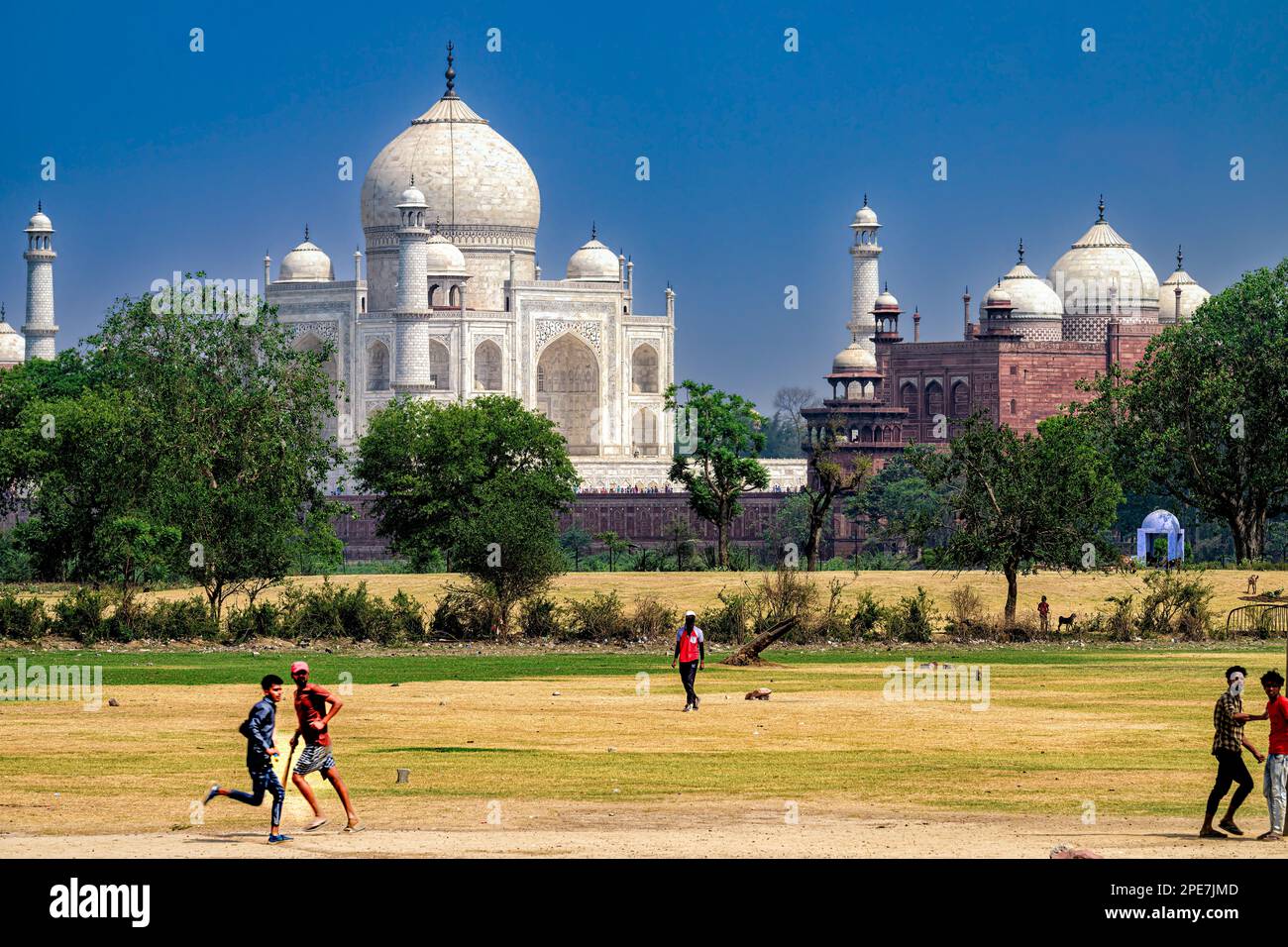 Jouer au cricket en face du Taj Mahal à Agra Banque D'Images