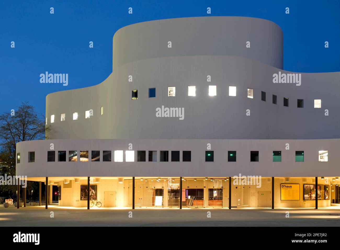 Duesseldorfer Schauspielhaus am Abend, abrégé Dhaus, Düsseldorf, Rhénanie-du-Nord-Westphalie, Allemagne Banque D'Images