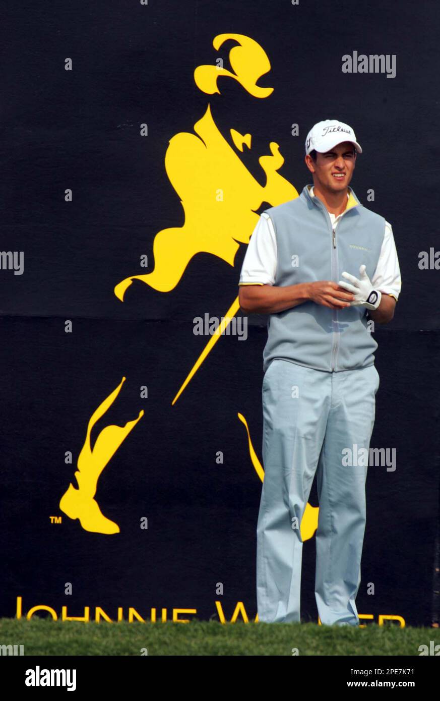 Australia's Adam Scott looks for his ball after teeing off during his second round in the Johnnie Walker Classic golf tournament at Pine Valley Golf resort in Beijing, Saturday, April 23, 2005. (AP Photo/Elizabeth Dalziel) Banque D'Images