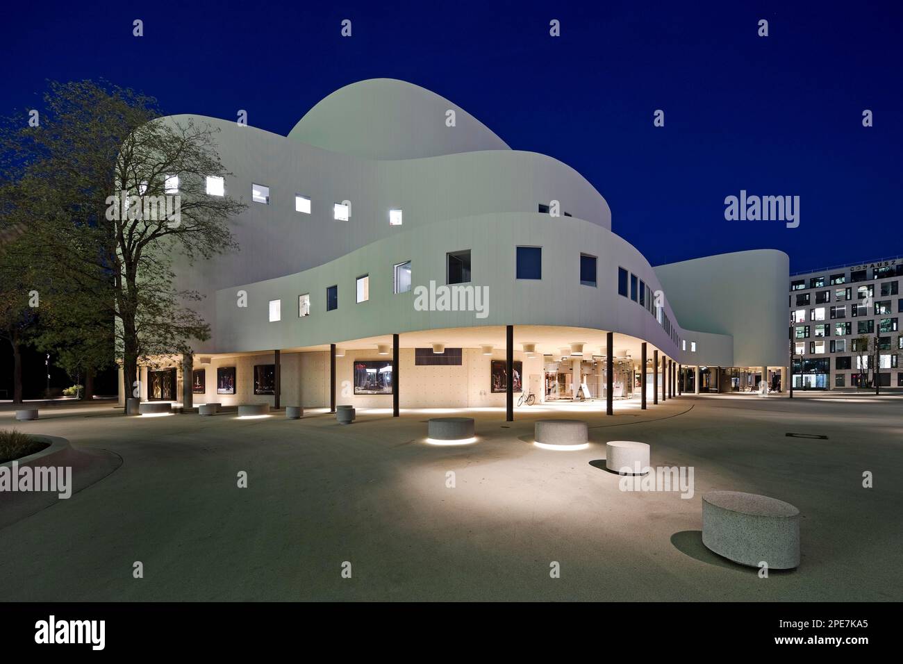 Duesseldorfer Schauspielhaus am Abend, abrégé Dhaus, Düsseldorf, Rhénanie-du-Nord-Westphalie, Allemagne Banque D'Images