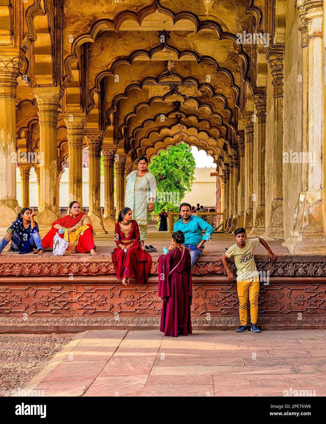 Famille indienne visitant le Diwan-i-Am, Hall d'audience publique à Agra fort Banque D'Images