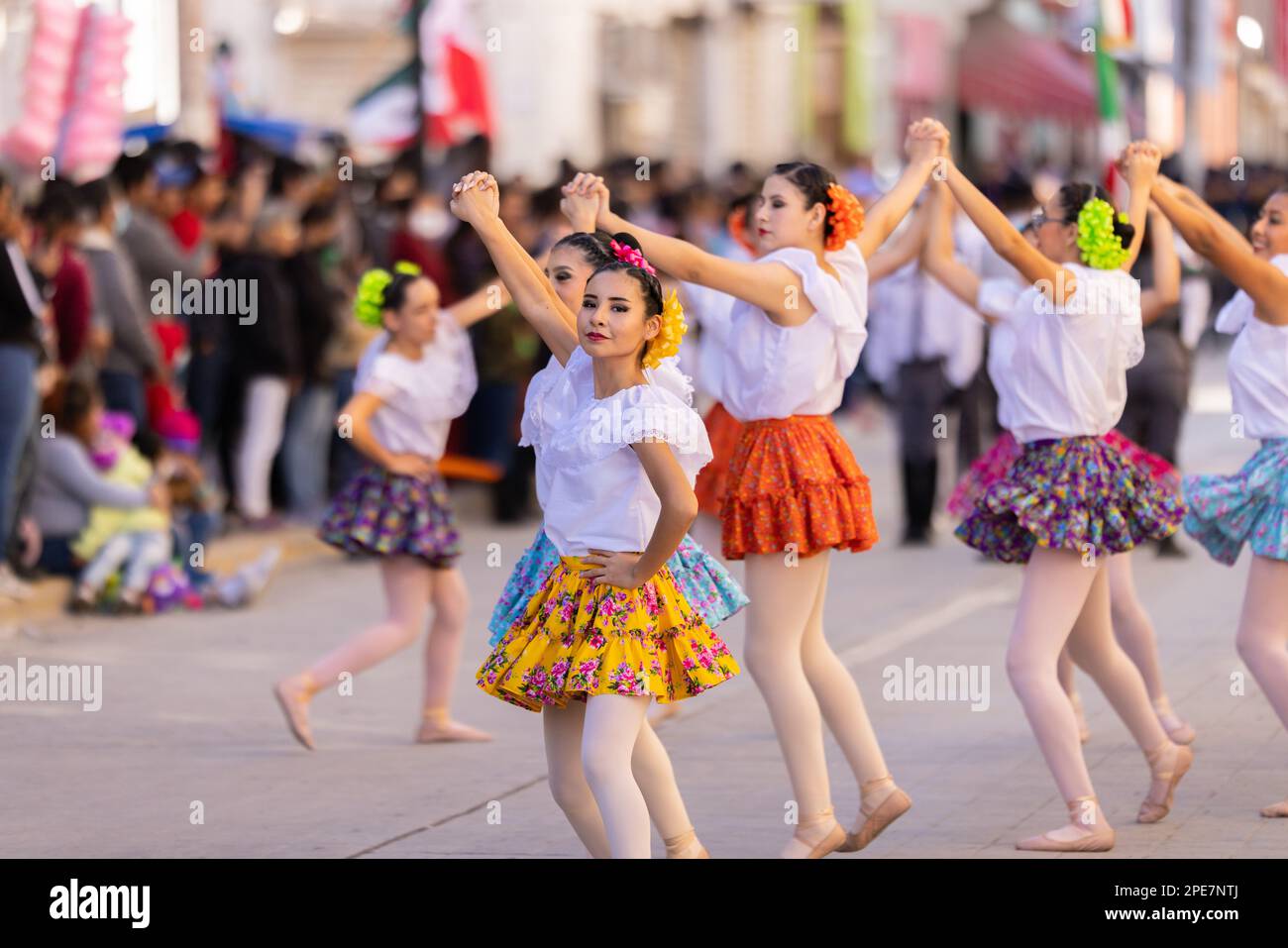 Matamoros, Tamaulipas, Mexique - 26 novembre 2022: Le Desfile del 20 de Noviembre, danseurs du Club de Ballet Clasico y Jazz Moderno Amadeus per Banque D'Images