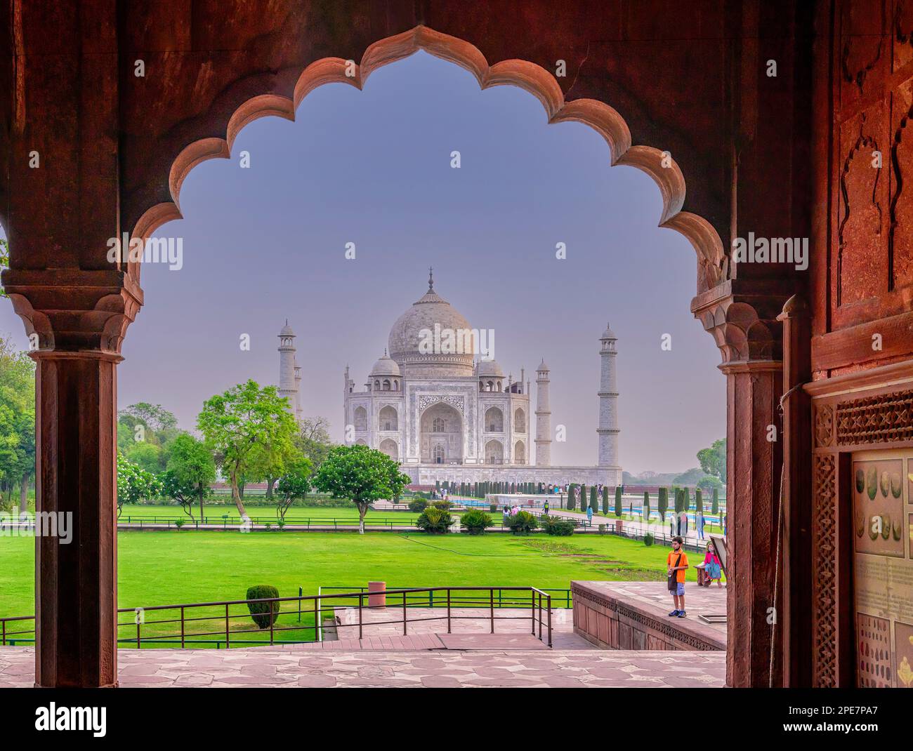 Taj Mahal vue de l'arcade galeried du mur du jardin sud dans le Iwan Dar Iwan Banque D'Images