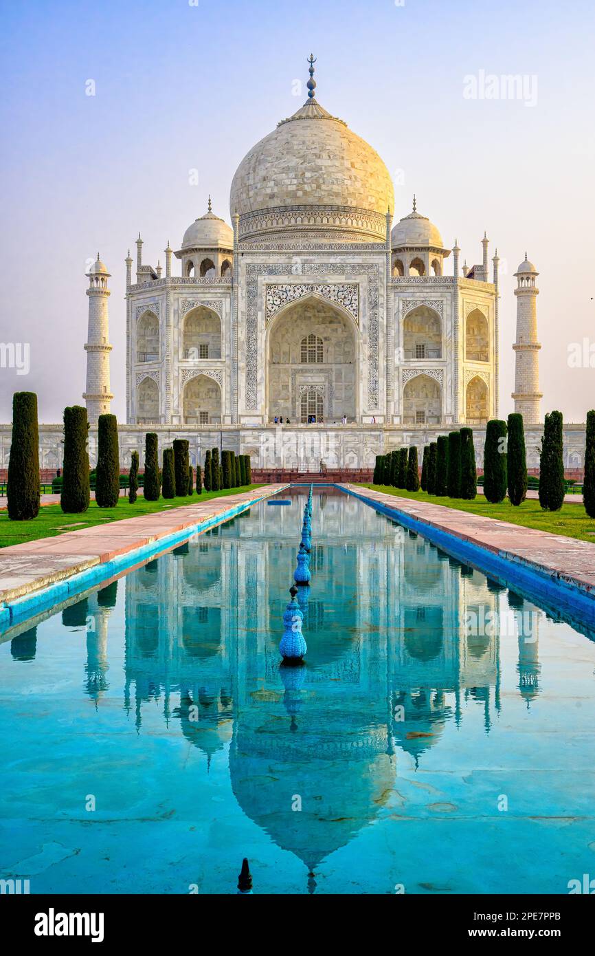 Reflet du Taj Mahal dans la piscine réfléchissante Banque D'Images
