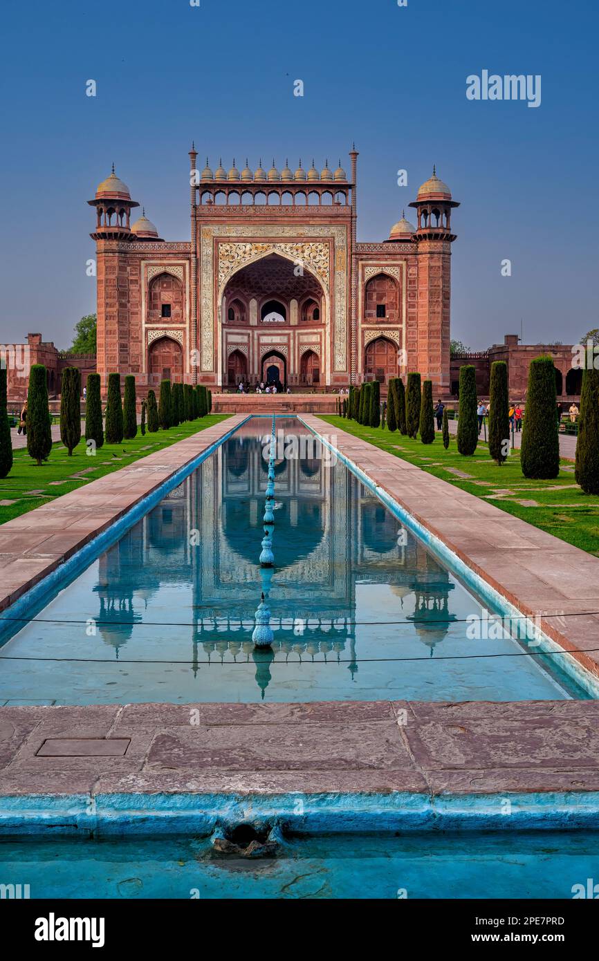 Reflets de la porte principale du Taj Mahal Banque D'Images