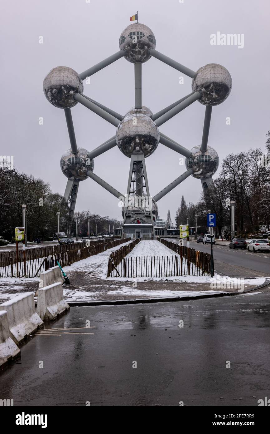 L'Atomium à Bruxelles Belgique dans la neige. Banque D'Images