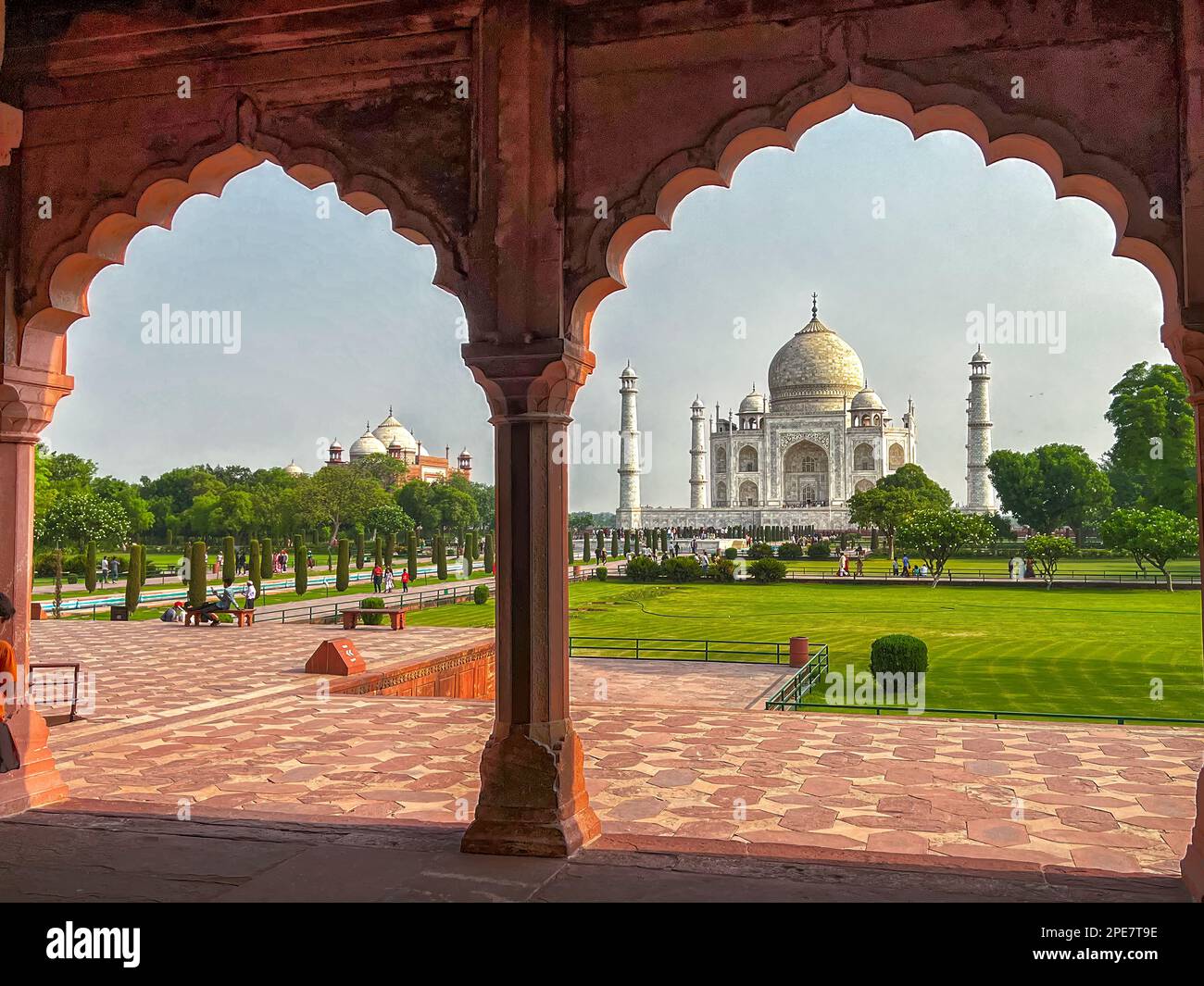Vue sur le Taj Mahal depuis les arches arrondies de l'Iwan Dar Iwan à l'ouest de la grande porte Banque D'Images