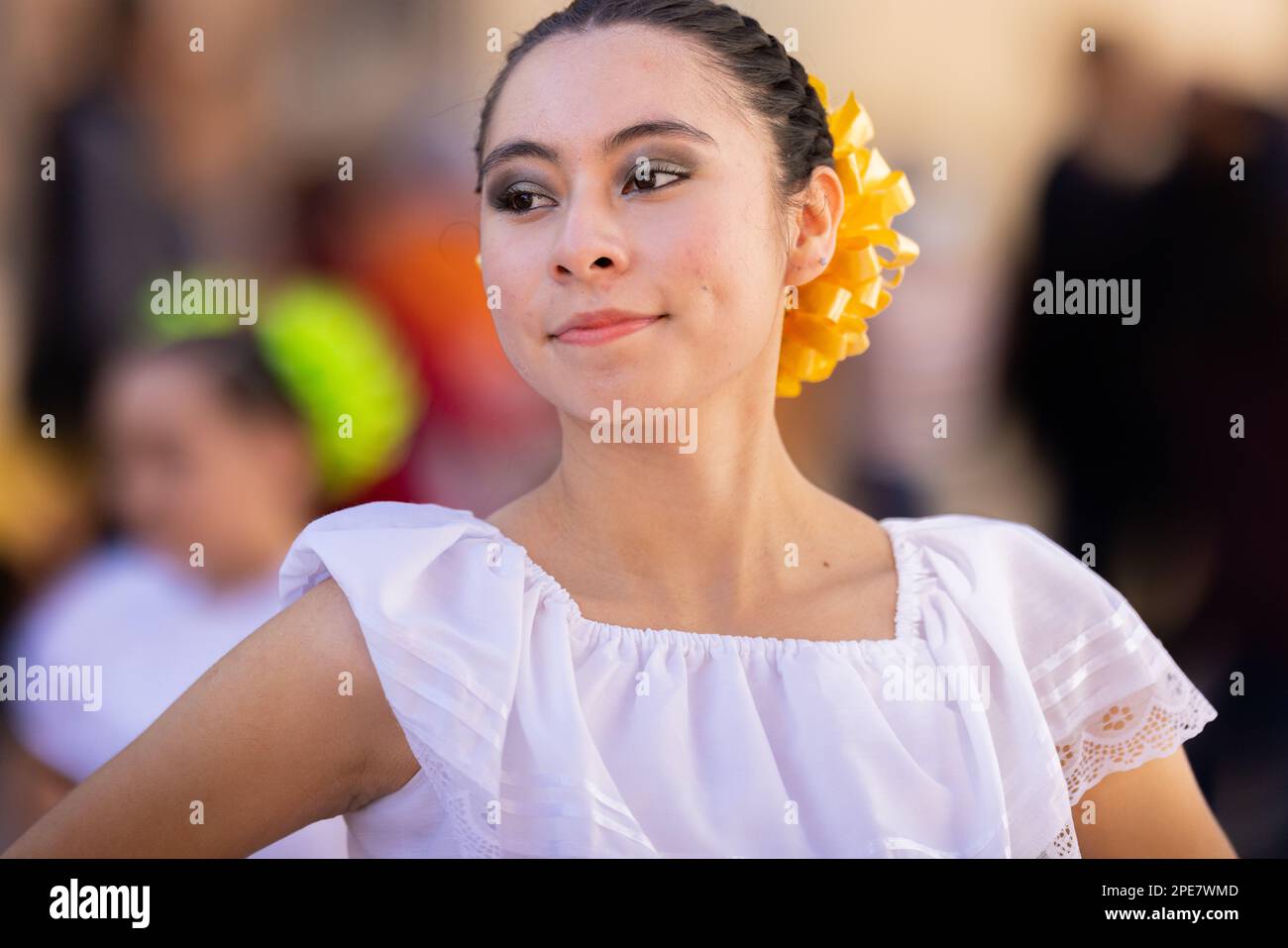 Matamoros, Tamaulipas, Mexique - 26 novembre 2022: Le Desfile del 20 de Noviembre, danseurs du Club de Ballet Clasico y Jazz Moderno Amadeus per Banque D'Images