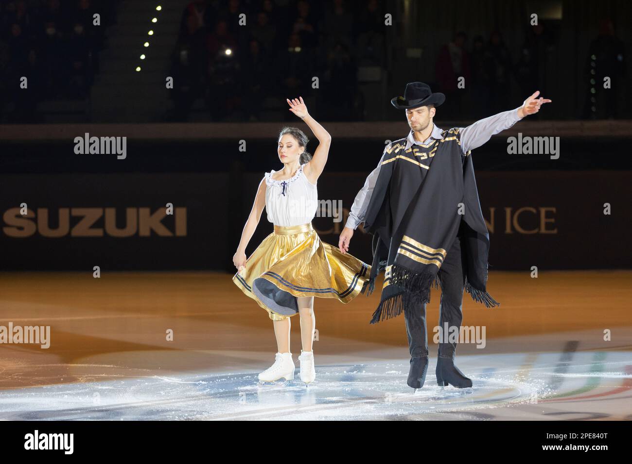 Lucrezia Beccati et Matteo Guarose patientent sur la note musicale du film per un pugno di dollari Banque D'Images