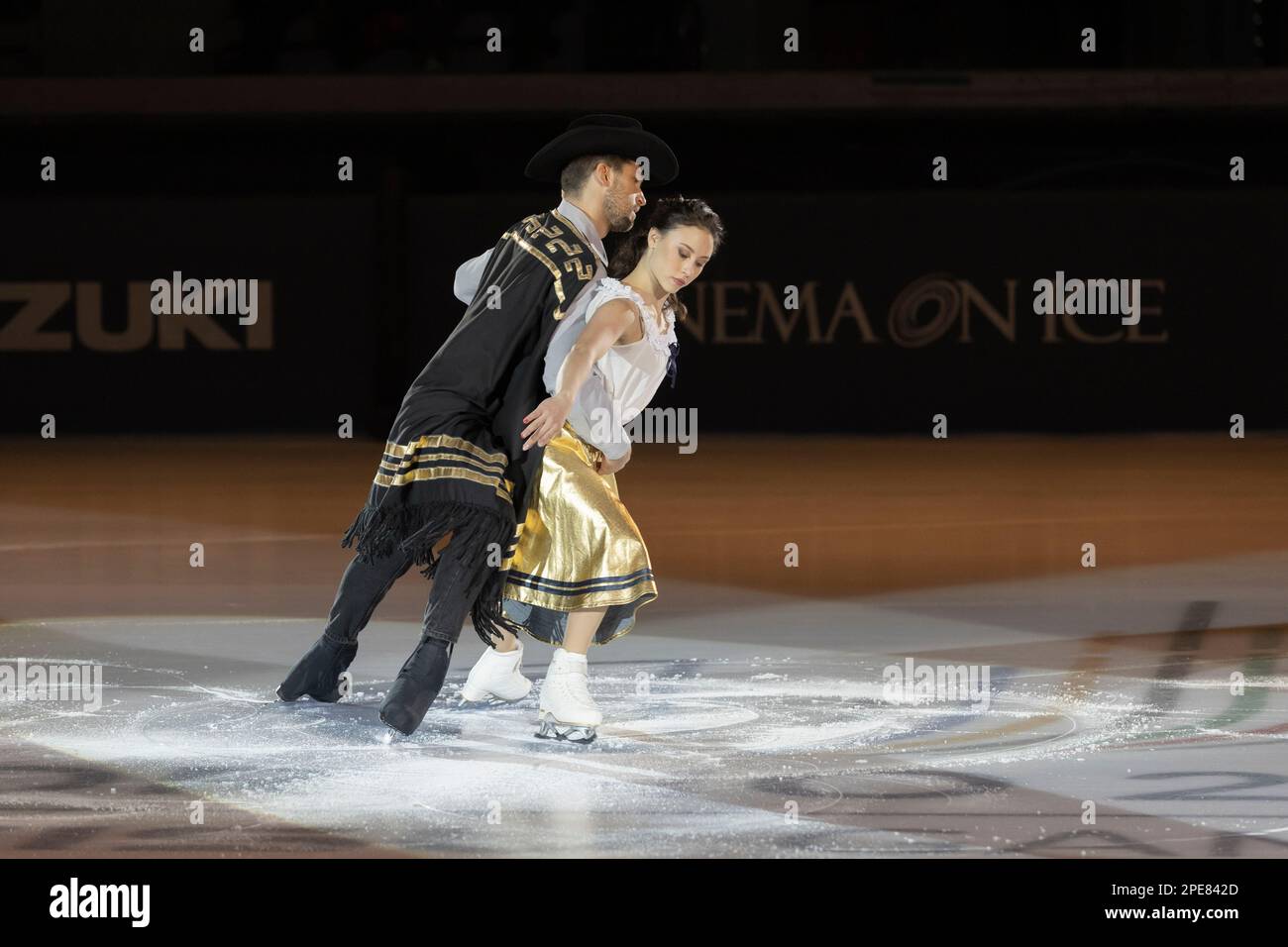 Lucrezia Beccati et Matteo Guarose patientent sur la note musicale du film per un pugno di dollari Banque D'Images