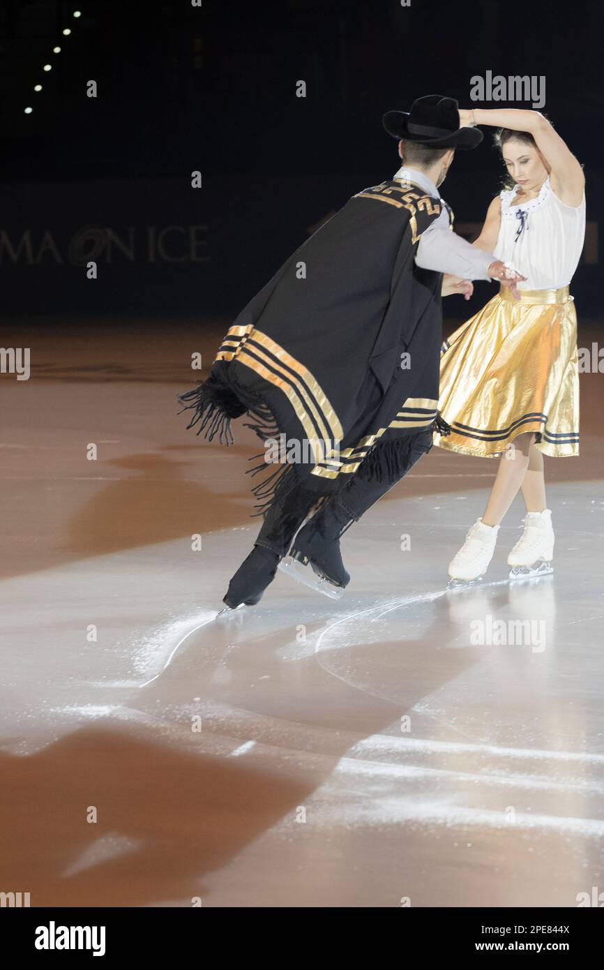 Lucrezia Beccati et Matteo Guarose patientent sur la note musicale du film per un pugno di dollari Banque D'Images