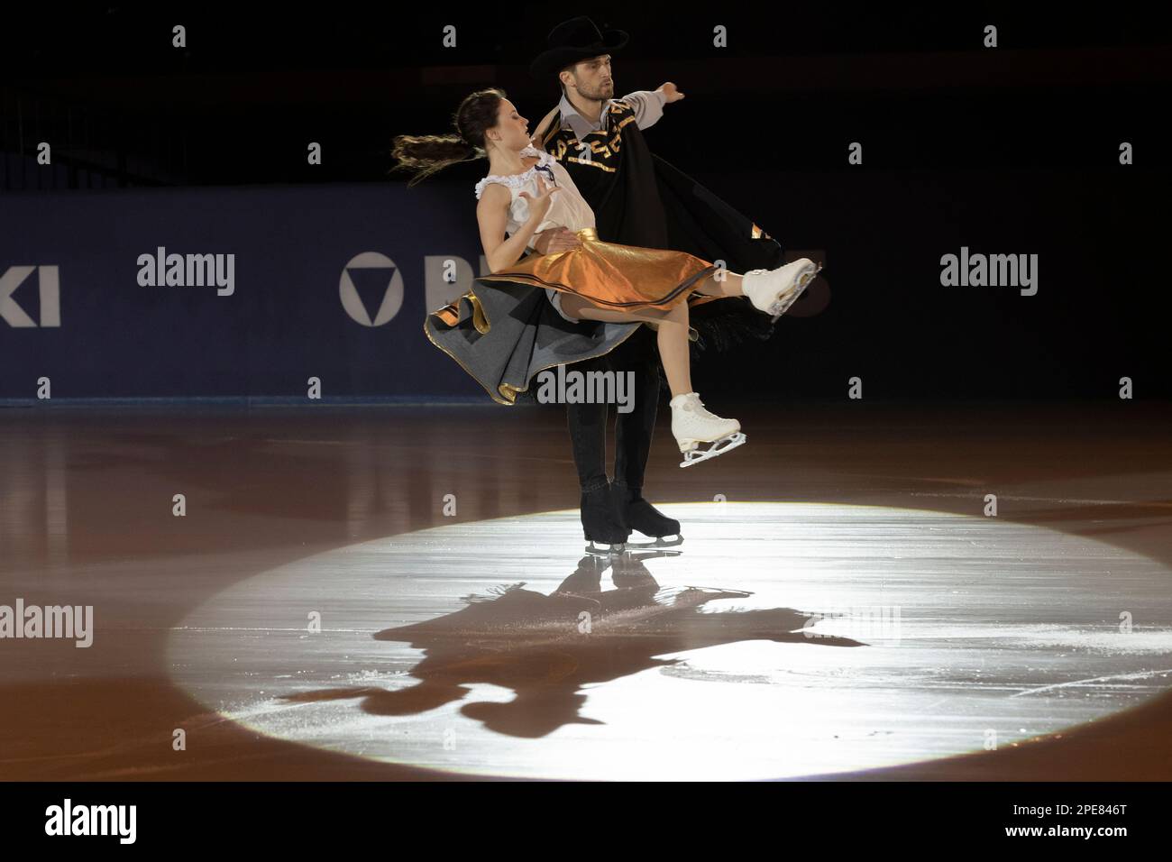 Lucrezia Beccati et Matteo Guarose patientent sur la note musicale du film per un pugno di dollari Banque D'Images