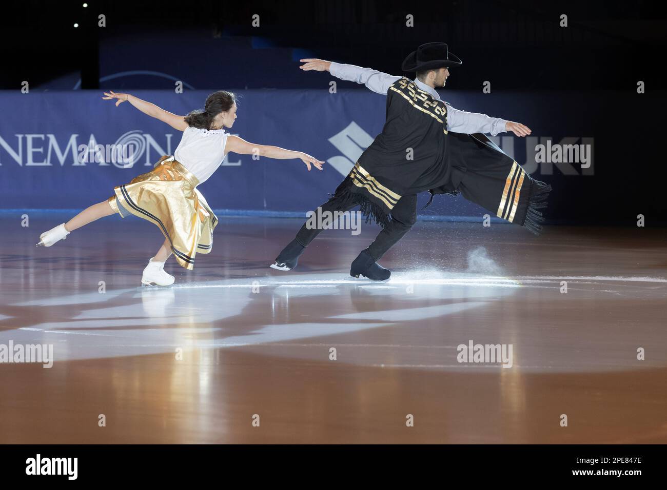 Lucrezia Beccati et Matteo Guarose patientent sur la note musicale du film per un pugno di dollari Banque D'Images