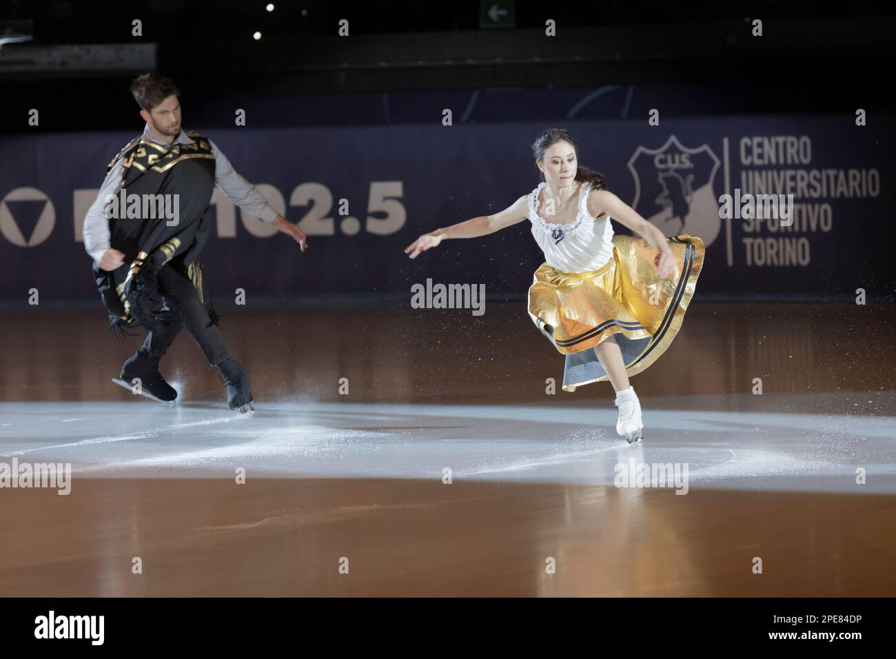 Lucrezia Beccati et Matteo Guarose patientent sur la note musicale du film per un pugno di dollari Banque D'Images