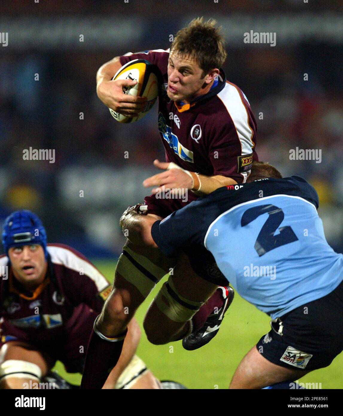 Australia's Queenland's Reds McMeniman, with ball, is tackled by South Africa's Bulls, Gary Botha, right, during their Super 12 rugby match in Pretoria, South Africa, Friday April 15, 2005. (AP Photo/Str) Banque D'Images