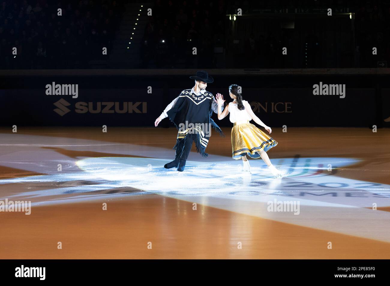 Lucrezia Beccati et Matteo Guarose patientent sur la note musicale du film per un pugno di dollari Banque D'Images