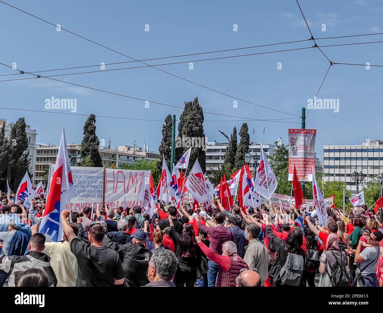 01 05 2022 - Athènes, Grèce. Des manifestants, des drapeaux et des manifestants manifestent contre le gouvernement lors de la fête du travail du 1 mai devant le Parlement grec sur la place Syntagma Banque D'Images