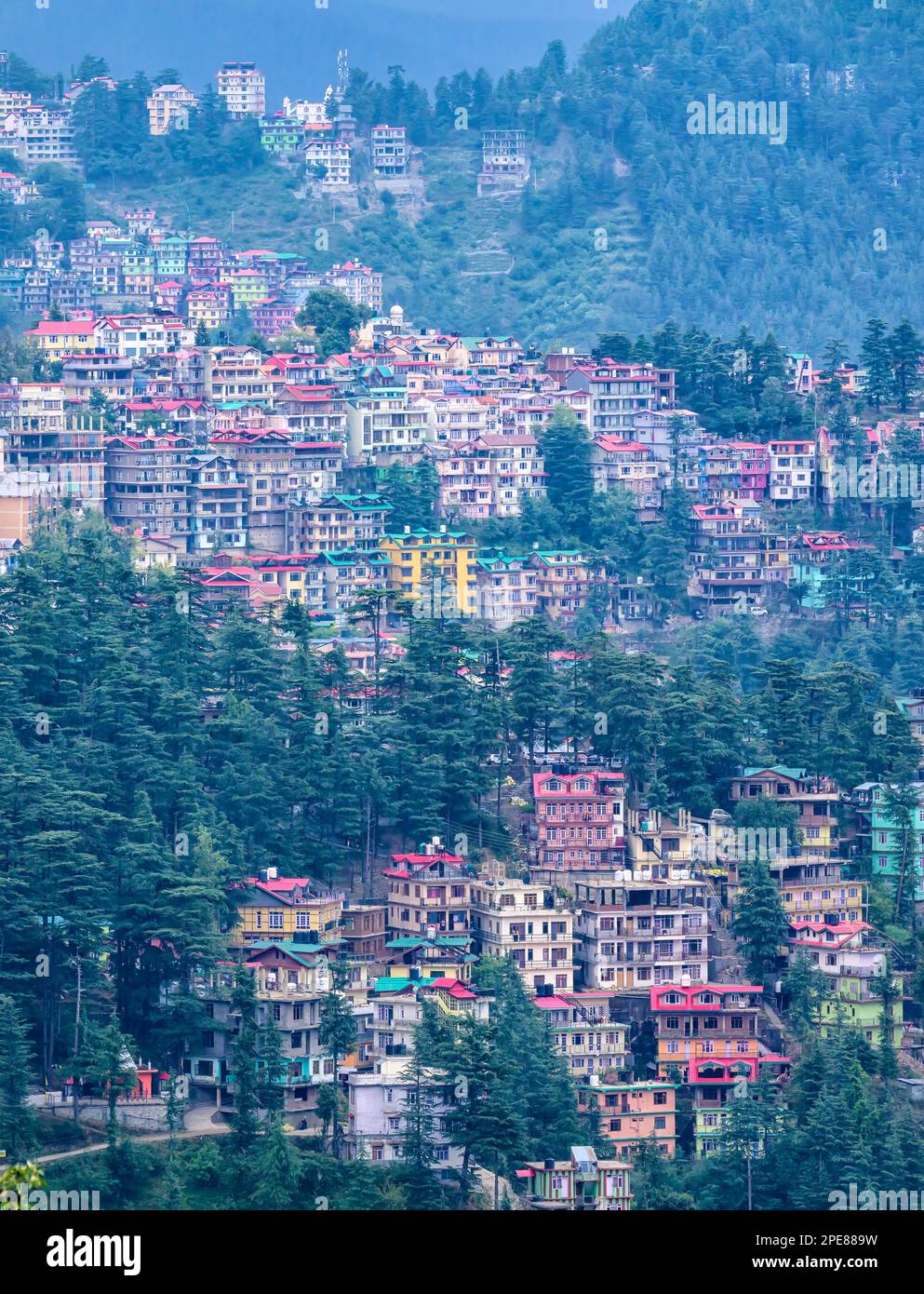 Vue de l'hôtel Elysium à l'étalement urbain inquiétant sur les flancs des montagnes à Shimla Banque D'Images
